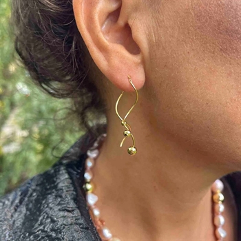 Nuni - Angelina Gold øreringe i forgyldt sølv på model