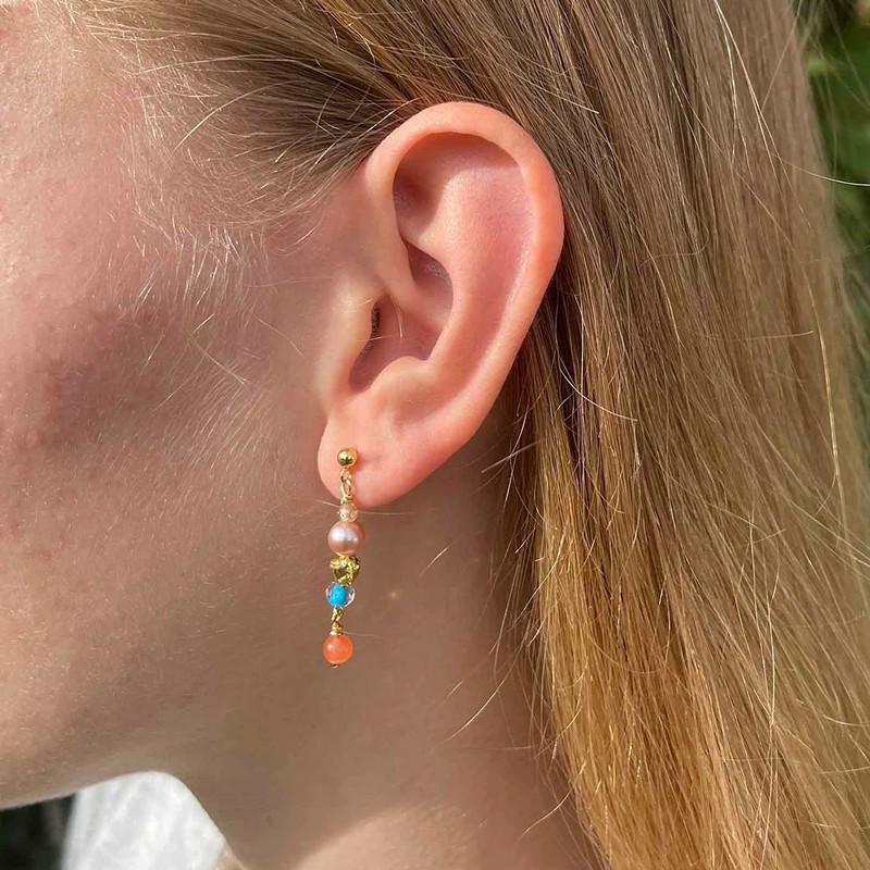 Cecilie øreringe i forgyldt sølv fra Nuni Copenhagen på model