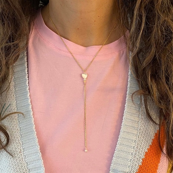 Celine Pearl halskæde fra Nuni Copenhagen på model