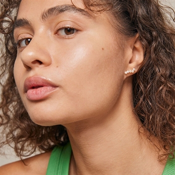 Enamel Copenhagen Evie ørestik i forgyldt sølv med hvide perler