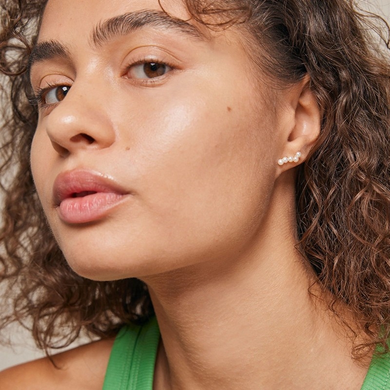 Enamel Copenhagen Evie ørestik i forgyldt sølv med hvide perler