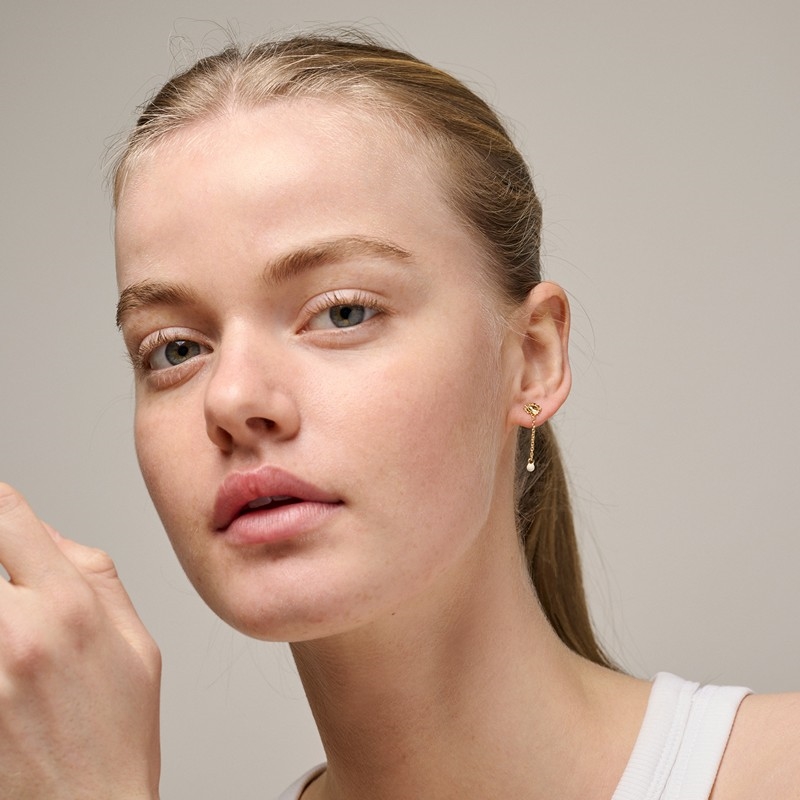 Lola Bold Daisy øreringe i forgyldt af Enamel, model