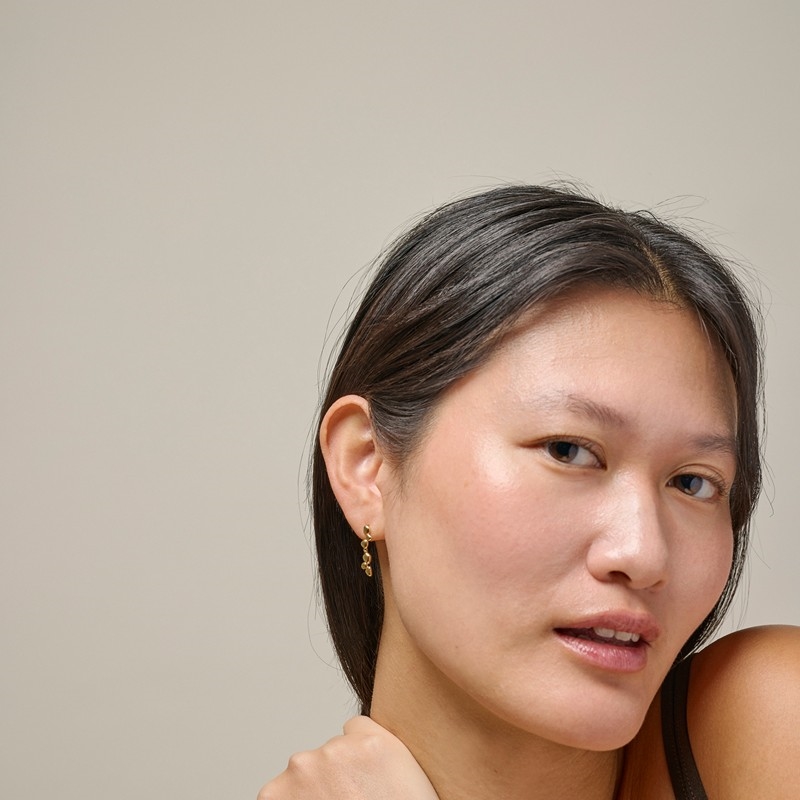 Enamel Nala øreringe i forgyldt sølv på model