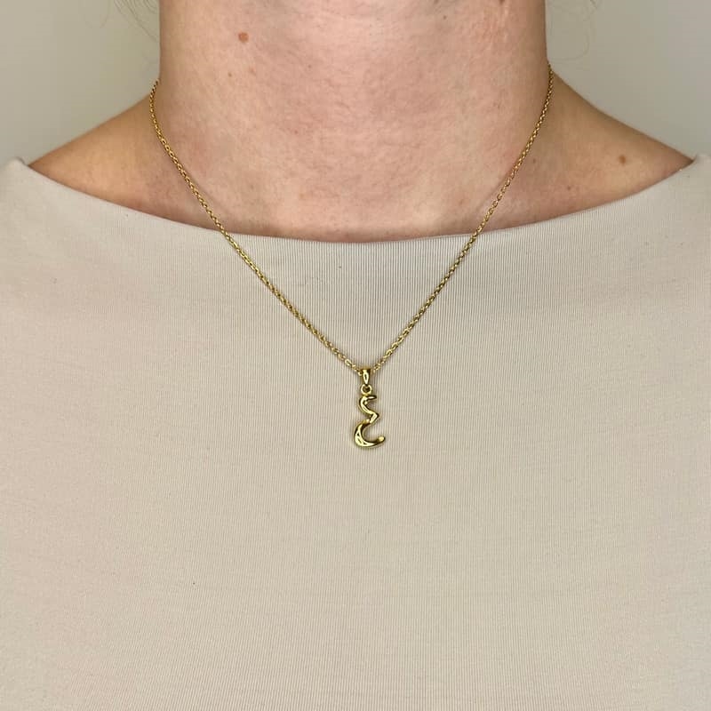 Billede af MerlePerle - Bogstav halskæde i forgyldt sølv - E