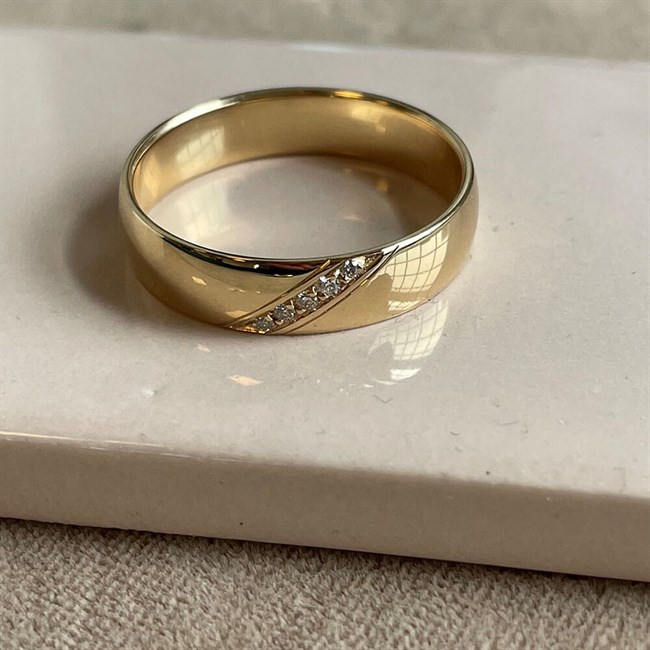 Vielsesringe i 14kt guld med 5 smukke brillanter på dameringen