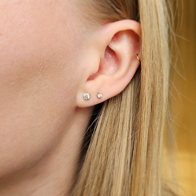 8 kt guld ørestikker 5 grabber med zirkonia - Vælg størrelse