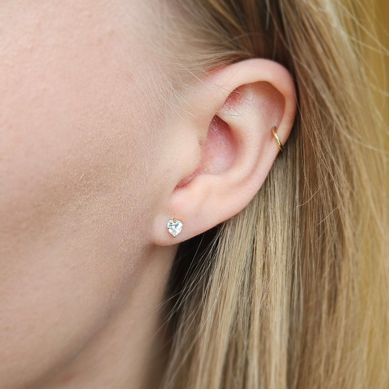 Ørestikker i 8 karat guld med hjerteformede, funklende zirkonia 2