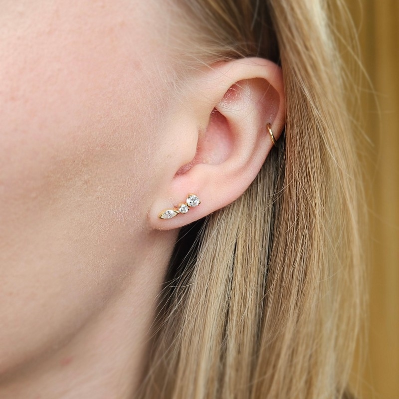 8kt guld øreringe med i alt 6 zirkonia 2