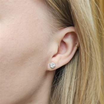 Disse fine ørestikker i 8 karat guld er designet i et klassisk rosetmotiv