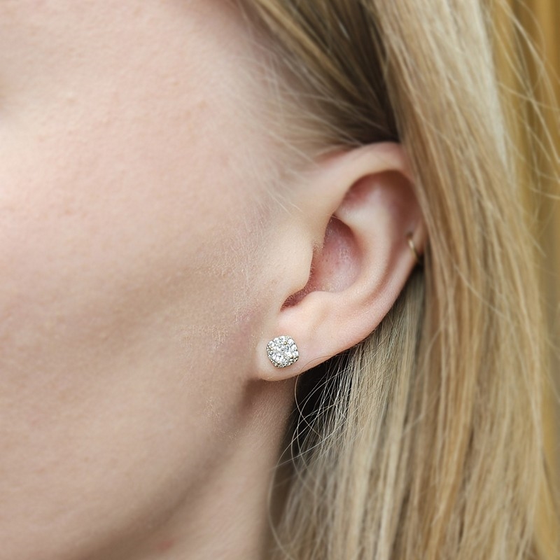 Disse fine ørestikker i 8 karat guld er designet i et klassisk rosetmotiv