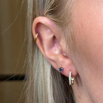 Disse elegante hoops i 8 karat guld med zirkonia