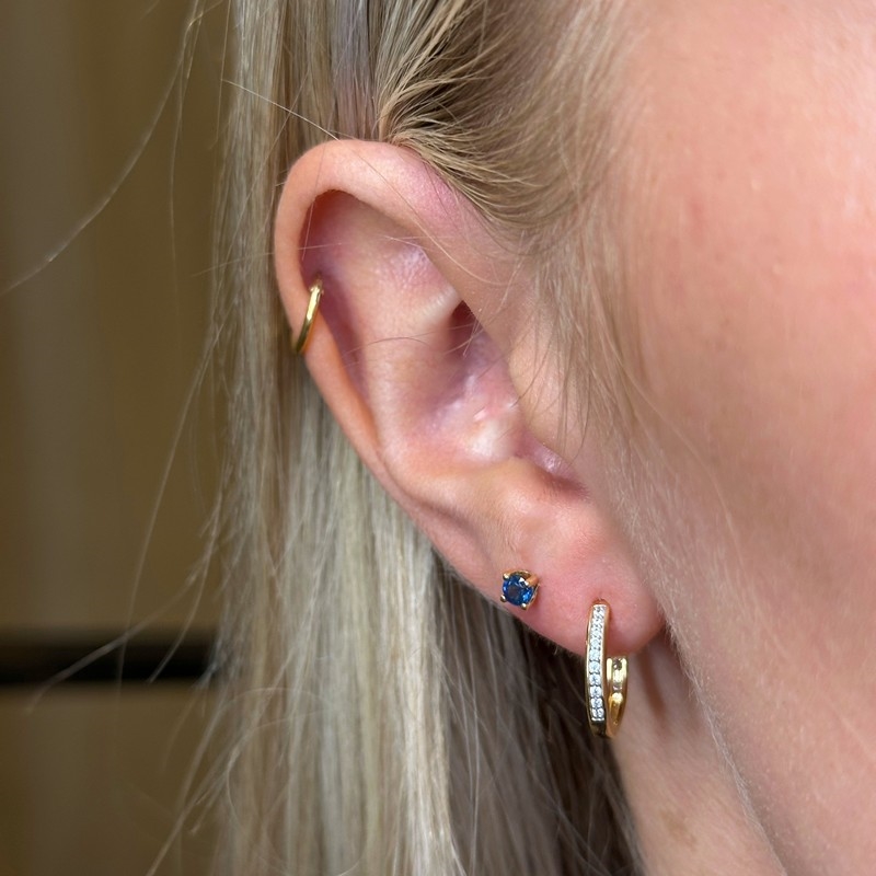 Disse elegante hoops i 8 karat guld med zirkonia