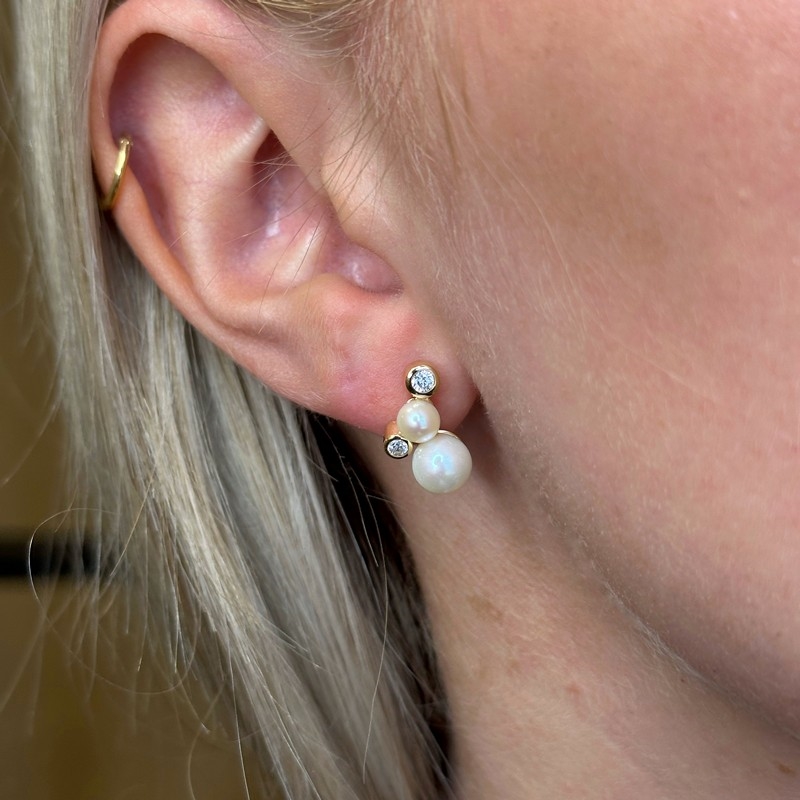Perleøreringe i 8 karat guld med zirkonia på model