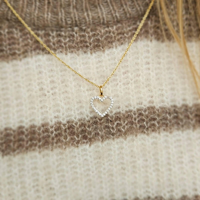 Hjerte vedhæng i 8 kt guld med elegant kæde på model