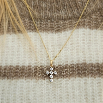 Lille kors vedhæng i 8 kt guld med klare zirkonia og fin kæde på model