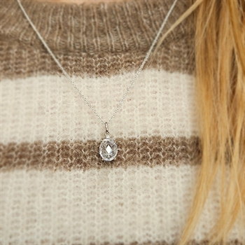 Sølv vedhæng med stor oval zirkonia og fin ankerkæde på model