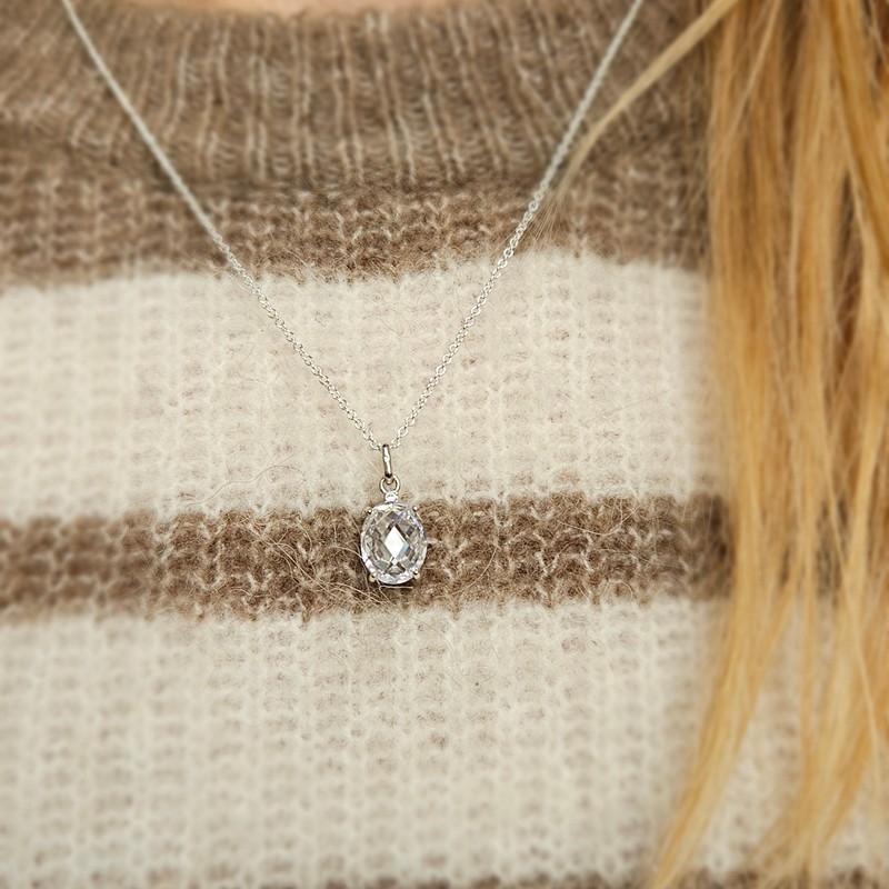 Sølv vedhæng med stor oval zirkonia og fin ankerkæde på model
