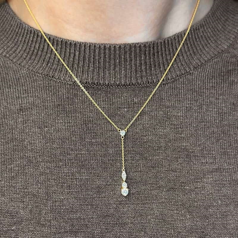 8kt guld vedhæng med 4 zirkonia incl. kæde 2