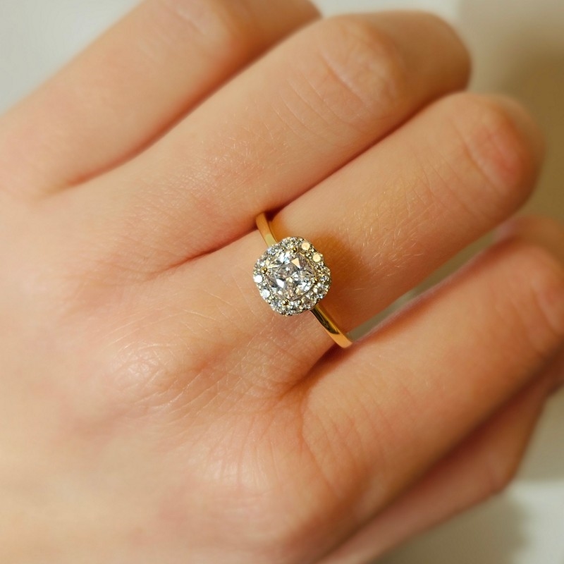 8 karat guldring med zirkonia i roset 3