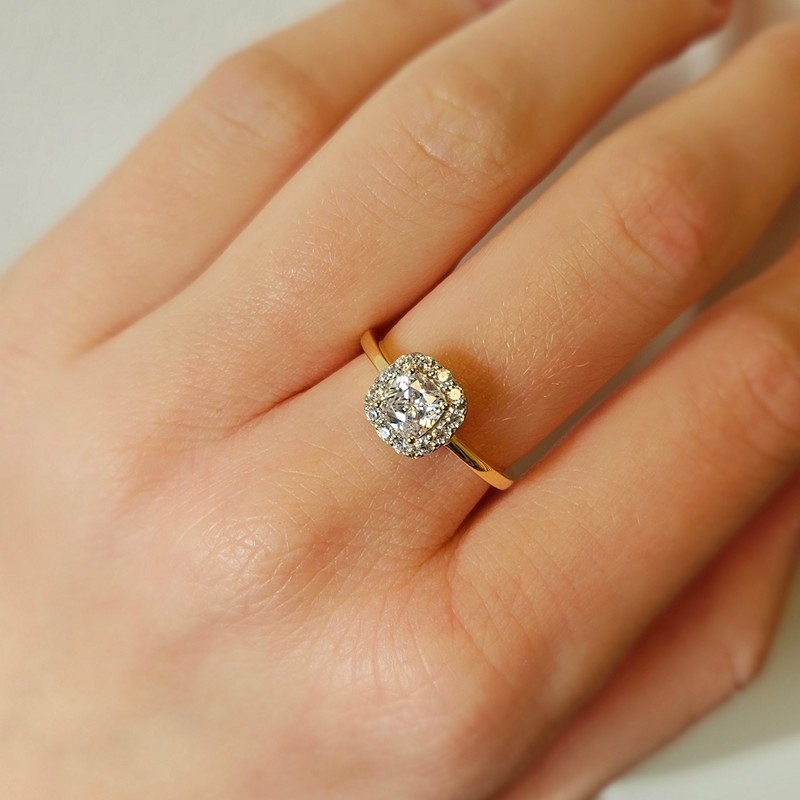 8 karat guldring med zirkonia i roset 2