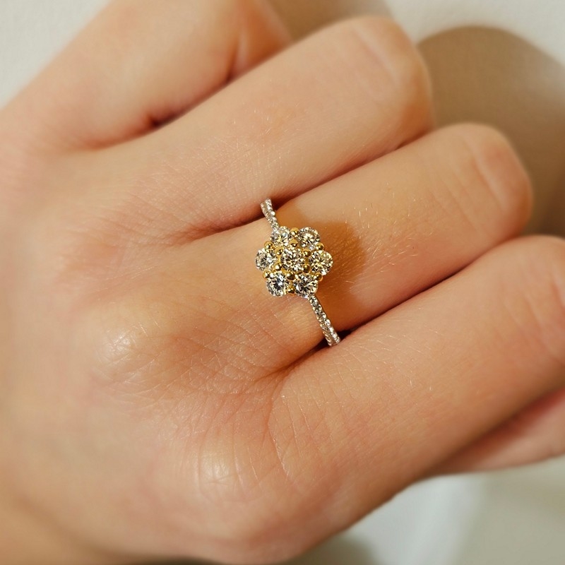 8 kt guldring med zirkonia blomst og sten på ringskinnen 2