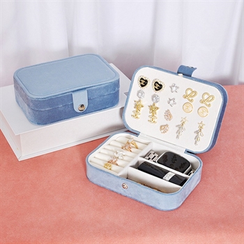 Dette smykkeskrin i baby blå velour er en praktisk løsning