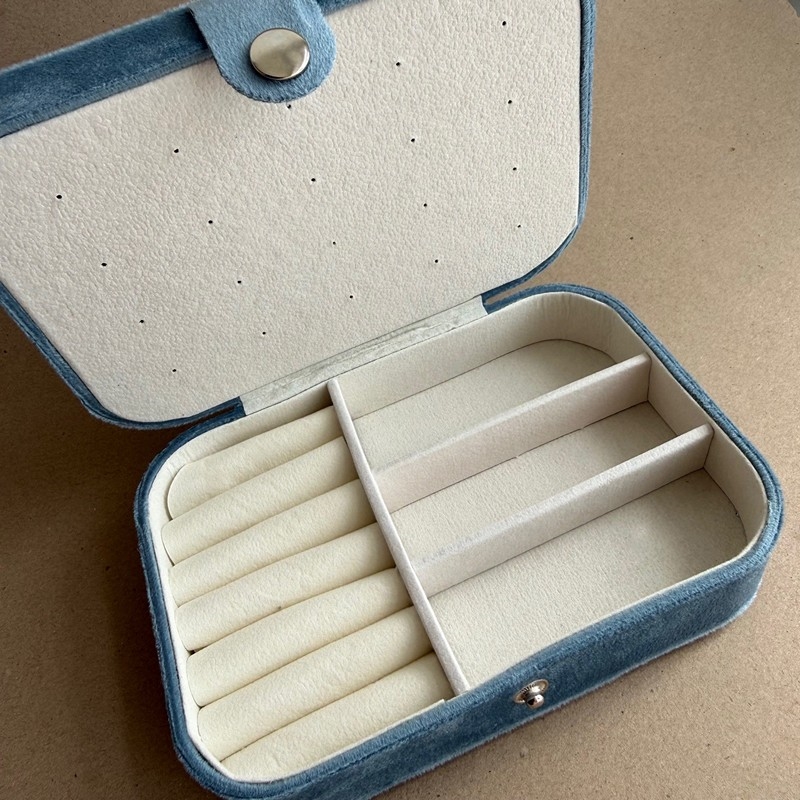 Smykkeskrin i velour i blå