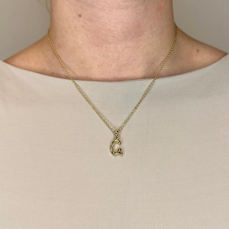 Billede af MerlePerle - Bogstav halskæde i forgyldt sølv - G