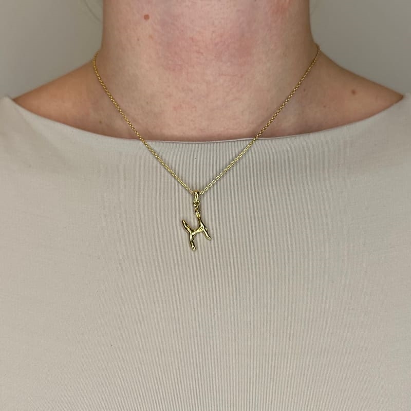 Billede af MerlePerle - Bogstav halskæde i forgyldt sølv - H