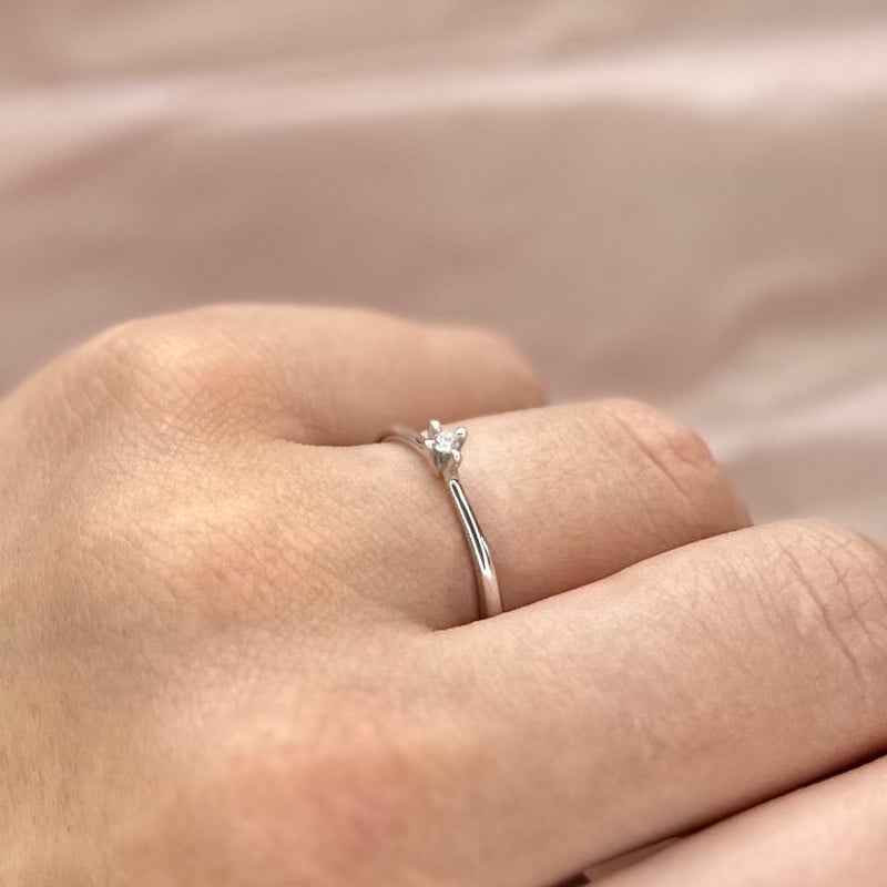 9 kt. hvidguld ring med 0.05 ct diamant str. 58**