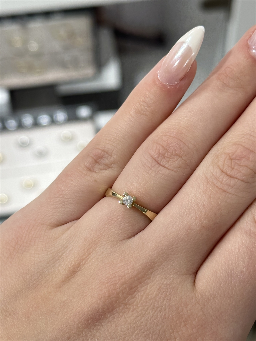 Diamantring i 14 karat guld med brillant på 0,10 ct