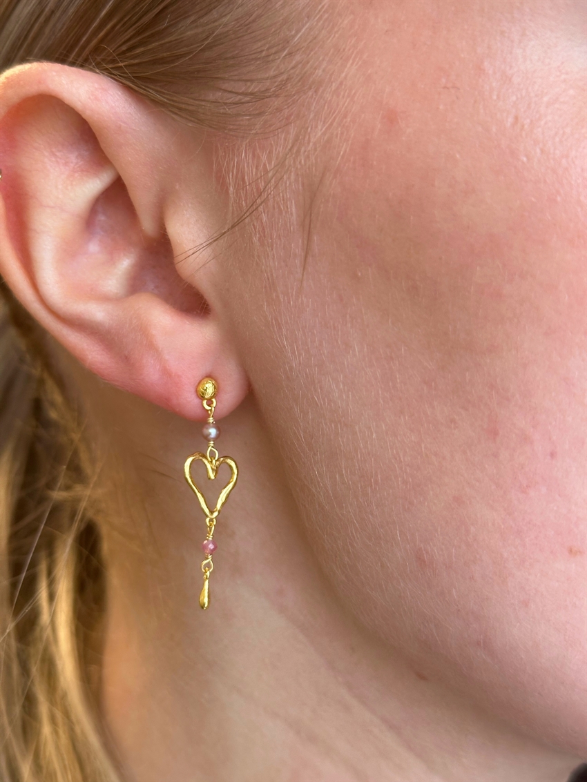 Maanesten Sabi øreringe i forgyldt sølv med ferskvandsperler og turmalin