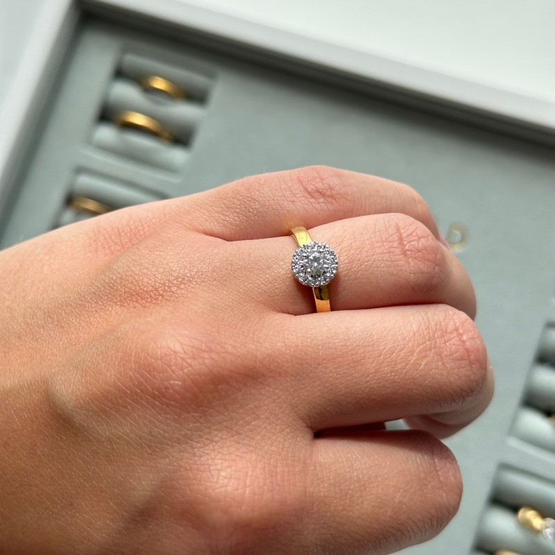 Denne elegante rosetring fra Aagaard er udført i 9 eller 14 karat guld