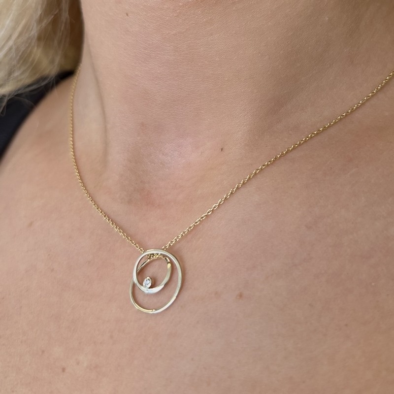  Siersbøl - 8 kt. guld vedhæng med cirkel design og zirkonia