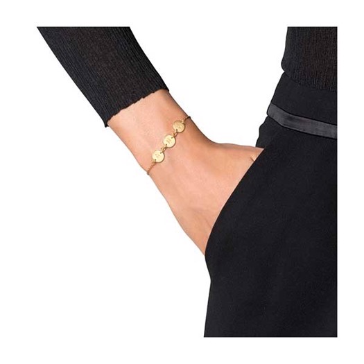 Jane Kønig Lovetag armbånd m 3 vedhæng 3-LOVE-TAG-G på model
