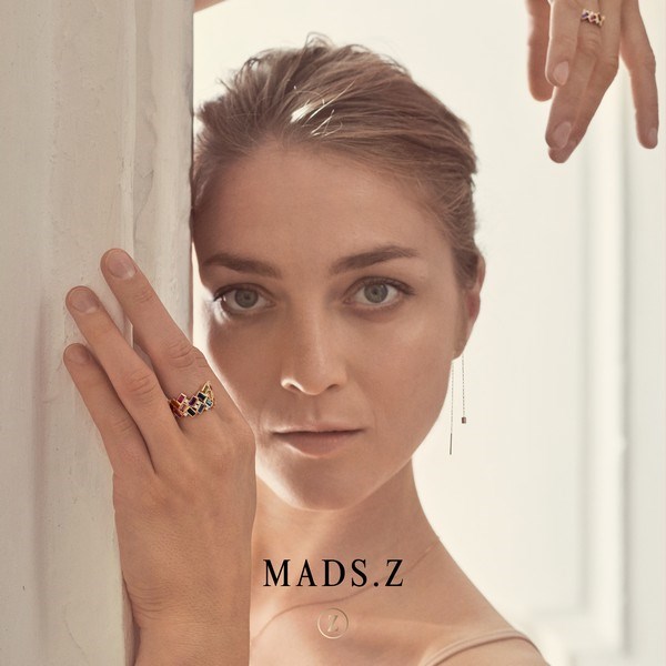 Harlekin ring i 14 kt guld m. farvede ædelsten fra Mads Z