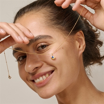 Soleil halskæden i forgyldt sølv fra Enamel Copenhagen på model