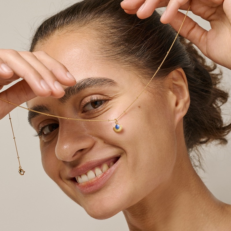 Soleil halskæden i forgyldt sølv fra Enamel Copenhagen på model