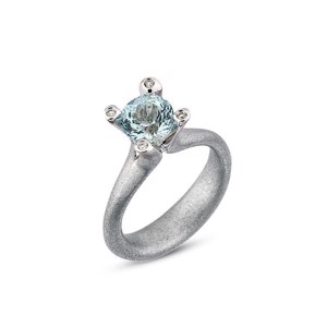 Cocktail ring i 14 karat Hvidguld med Blå Topas og Diamanter L1899aq