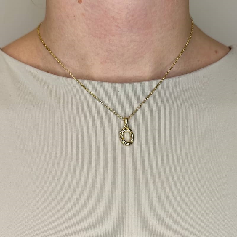 Billede af MerlePerle - Bogstav halskæde i forgyldt sølv - O