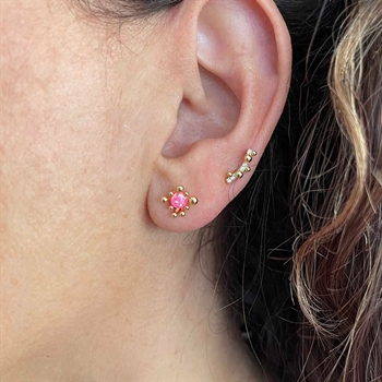 Philadelphia øreringe i forgyldt sølv fra Nuni Copenhagen på model