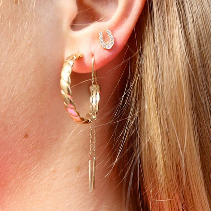 Beate Short Chain øreringene fra Pico Copenhagen på model