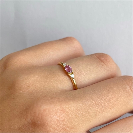 Petit oval - pink safir ring i 14 kt. guld | R1111