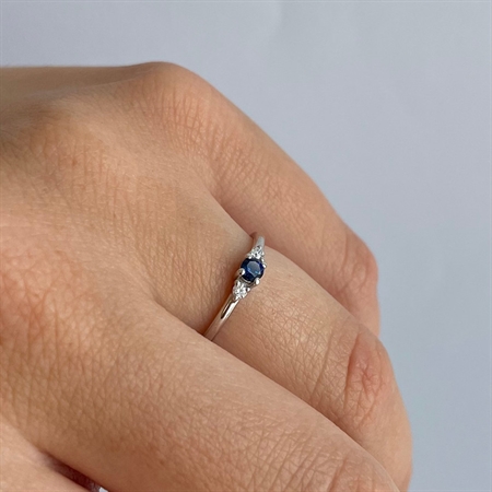 Petit - Blå safir ring i 14 kt. hvidguld - R1110