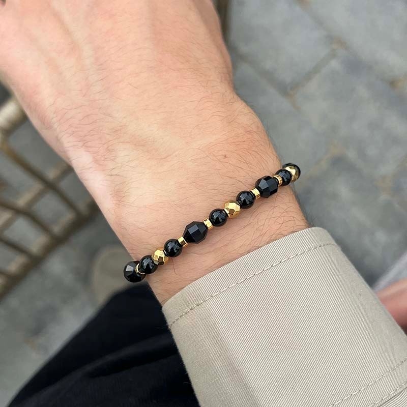 Rico\'s armbånd i forgyldt stål med perler i sort agat