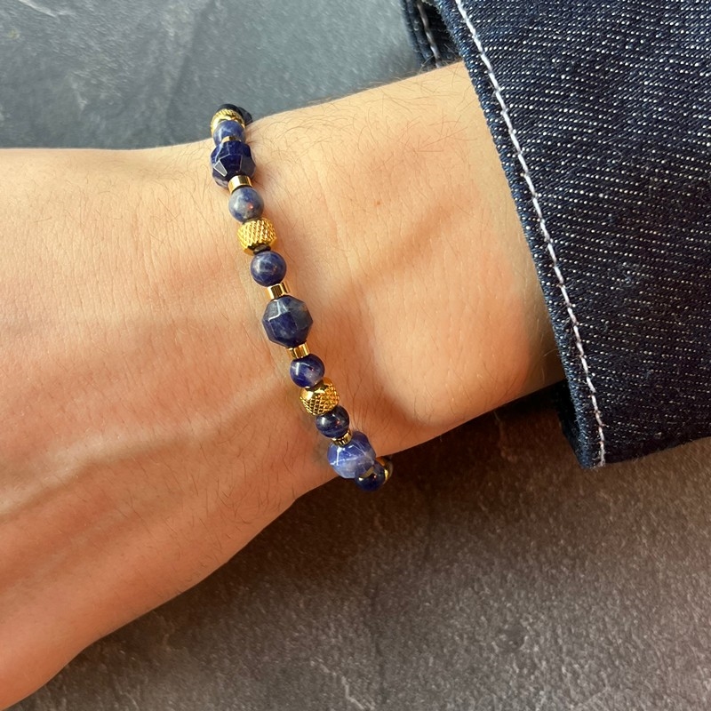 Rico\'s armbånd i forgyldt stål med perler i sodalit
