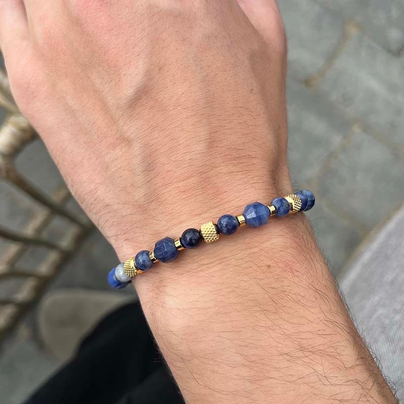 Rico\'s armbånd i forgyldt stål med perler i sodalit