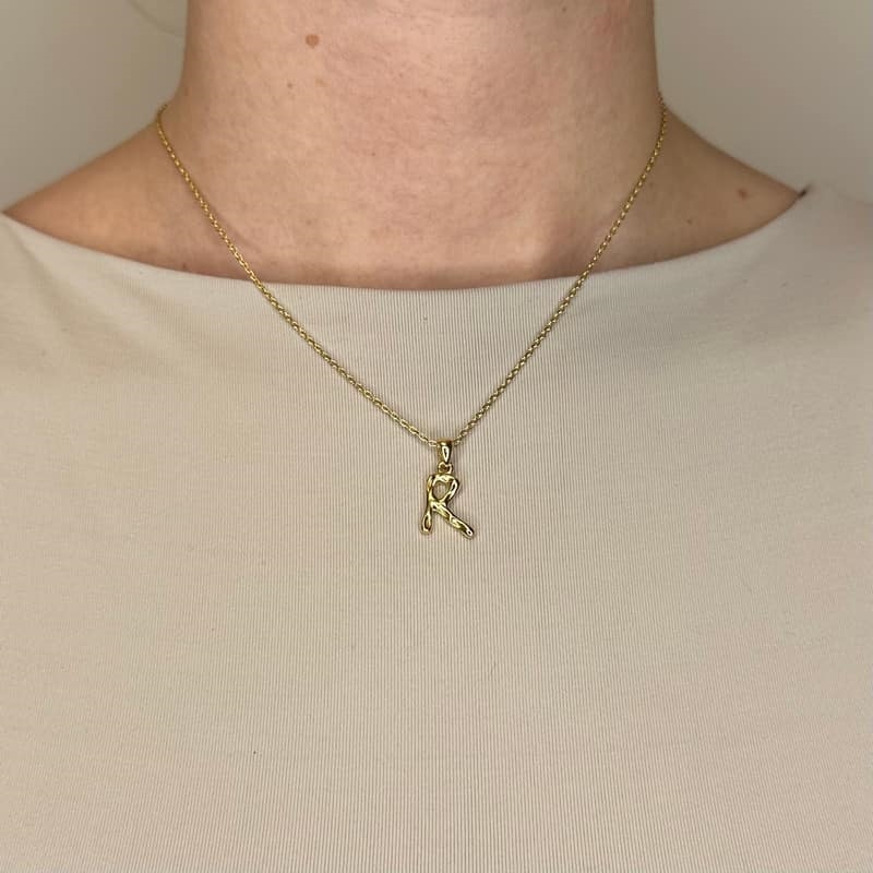 Billede af MerlePerle - Bogstav halskæde i forgyldt sølv - R