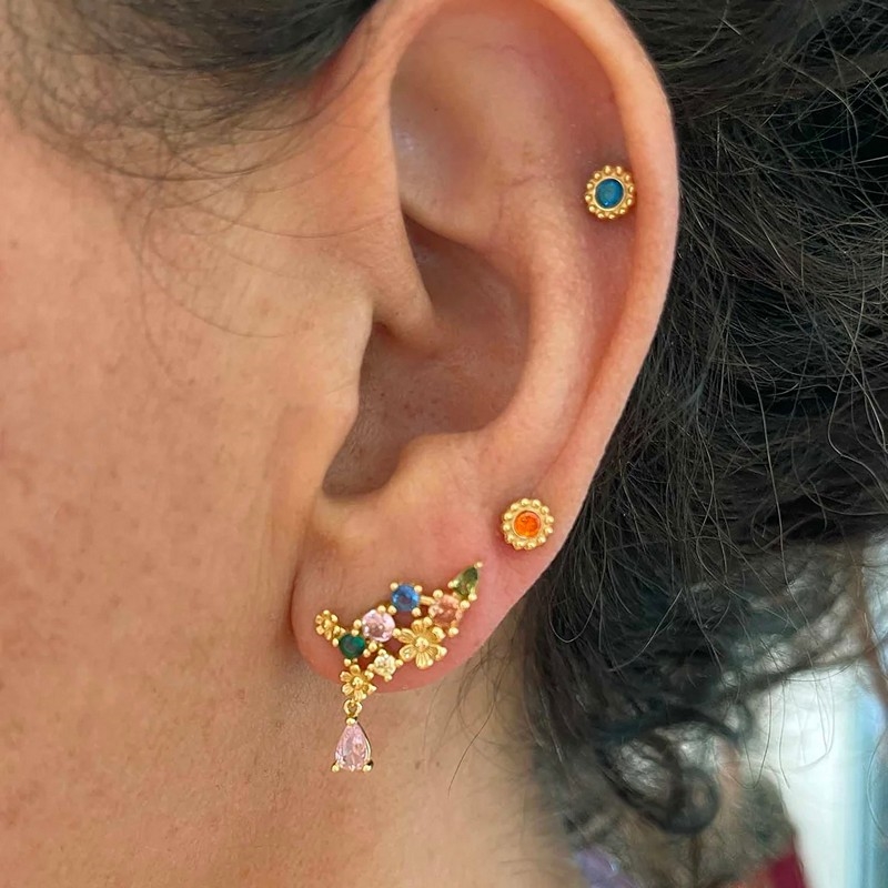 Nuni Ramona øreringe i forgyldt sølv - Blue på model