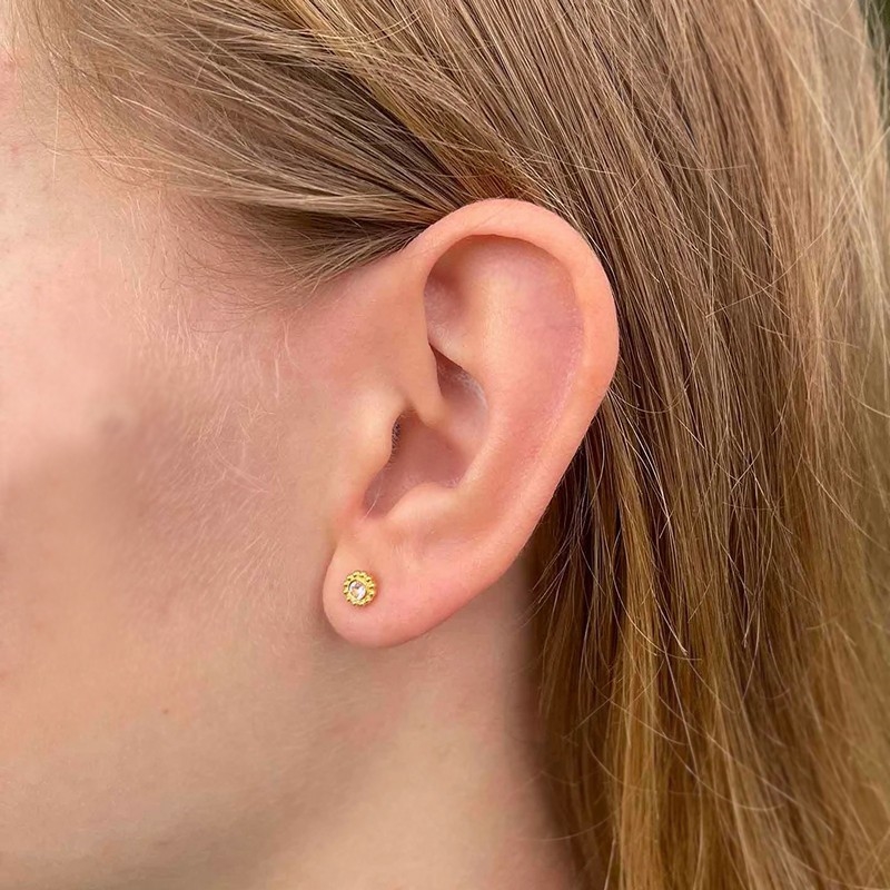 Nuni Ramona øreringe i forgyldt sølv - Pink på model